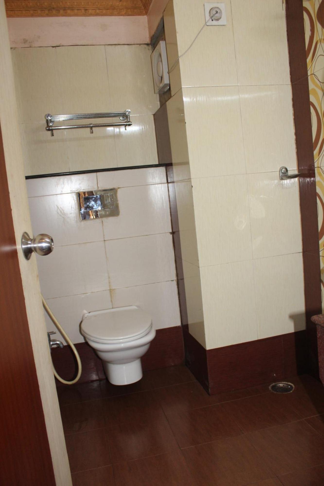 Gokul Plaza Hotell Bhubaneswar Exteriör bild