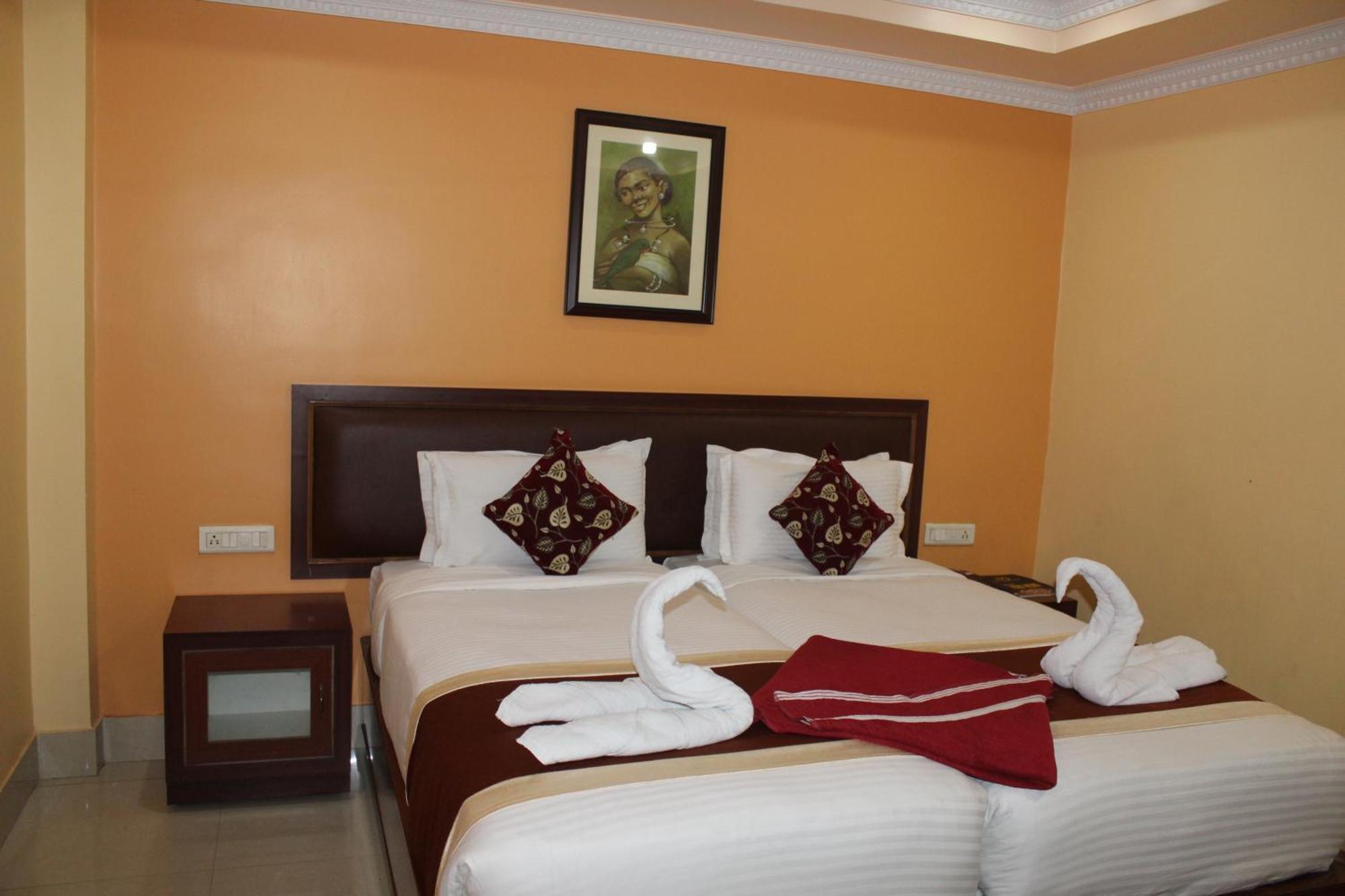 Gokul Plaza Hotell Bhubaneswar Exteriör bild