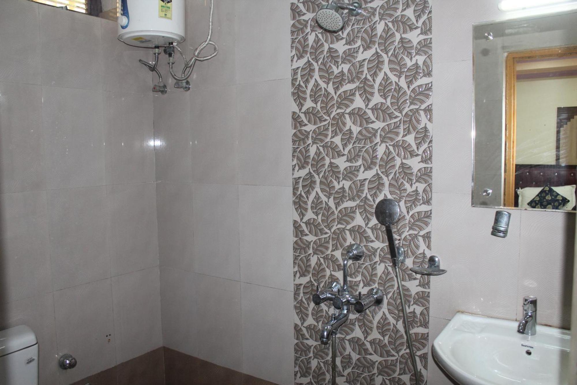 Gokul Plaza Hotell Bhubaneswar Exteriör bild