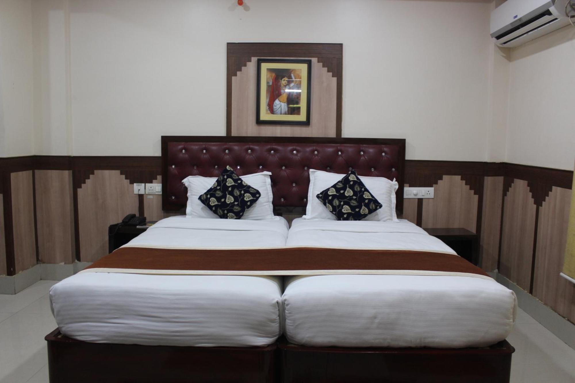 Gokul Plaza Hotell Bhubaneswar Exteriör bild