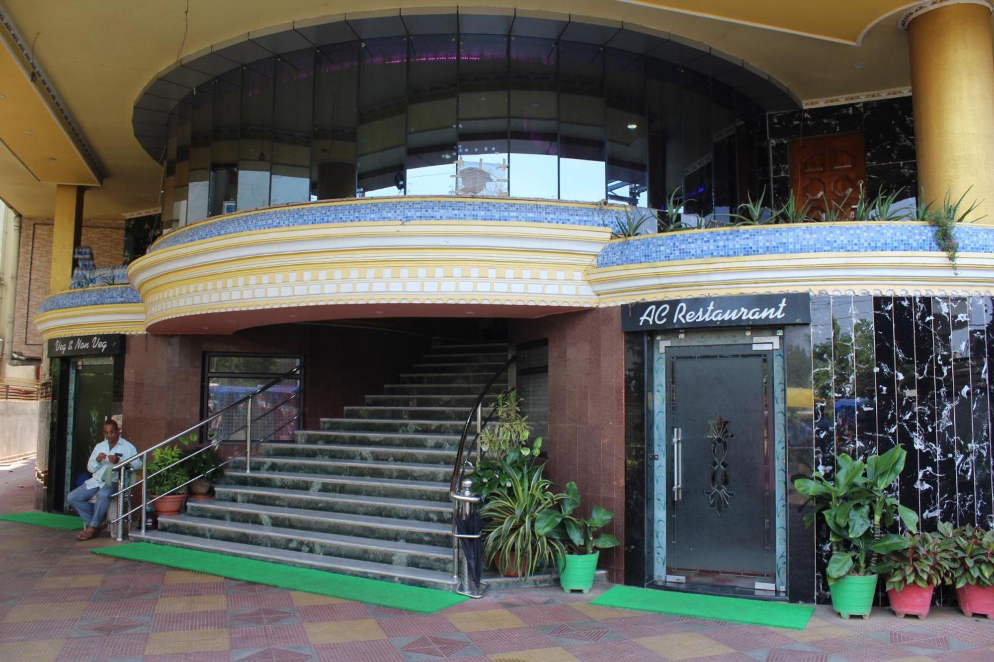 Gokul Plaza Hotell Bhubaneswar Exteriör bild